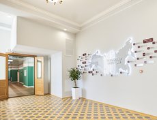 Сейчас его не узнать: светлый просторный холл, аккуратные коридоры, современные учебные классы.