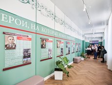 На одной из стен на первом этаже - портреты выдающихся людей, которыми гордится Иркутская область.