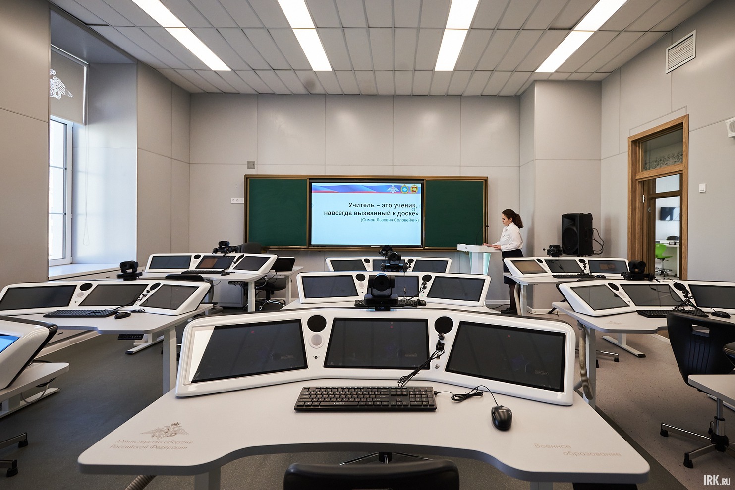 Каждая парта кабинета оснащена тремя мониторами, PTZ-камерой и звуковой системой, а сами столы можно отрегулировать по высоте.