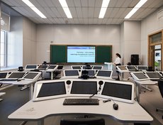 Каждая парта кабинета оснащена тремя мониторами, PTZ-камерой и звуковой системой, а сами столы можно отрегулировать по высоте.