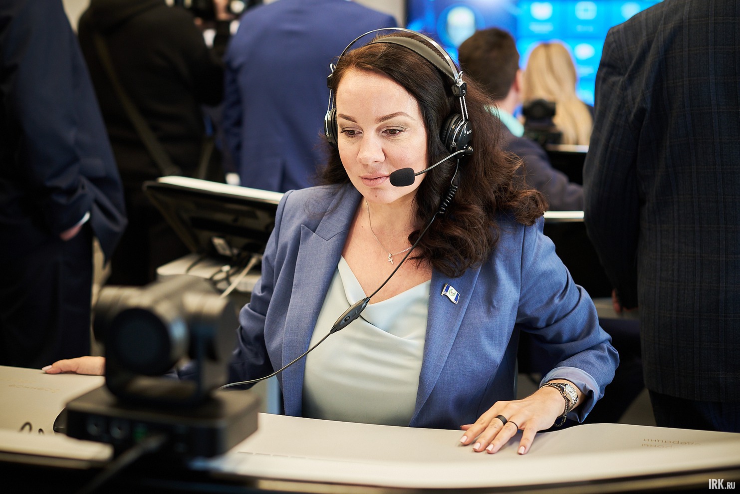 В кабинете девять рабочих мест и стол учителя.