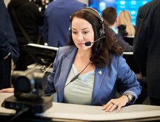 В кабинете девять рабочих мест и стол учителя.