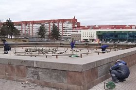 Подготовка фонтана. Скриншот видео из телеграм-канала Руслана Болотова