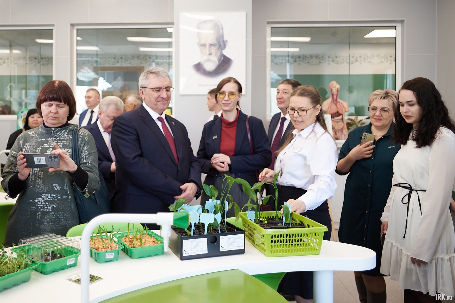 На занятиях под руководством учителя курсанты выращивают микрозелень, лук, цветы.