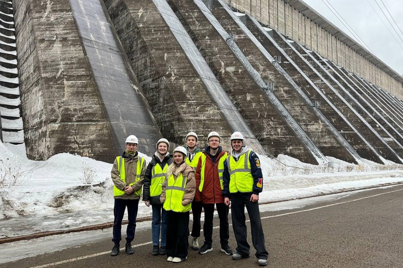 Во время поездки ребята посетили плотину Красноярской ГЭС