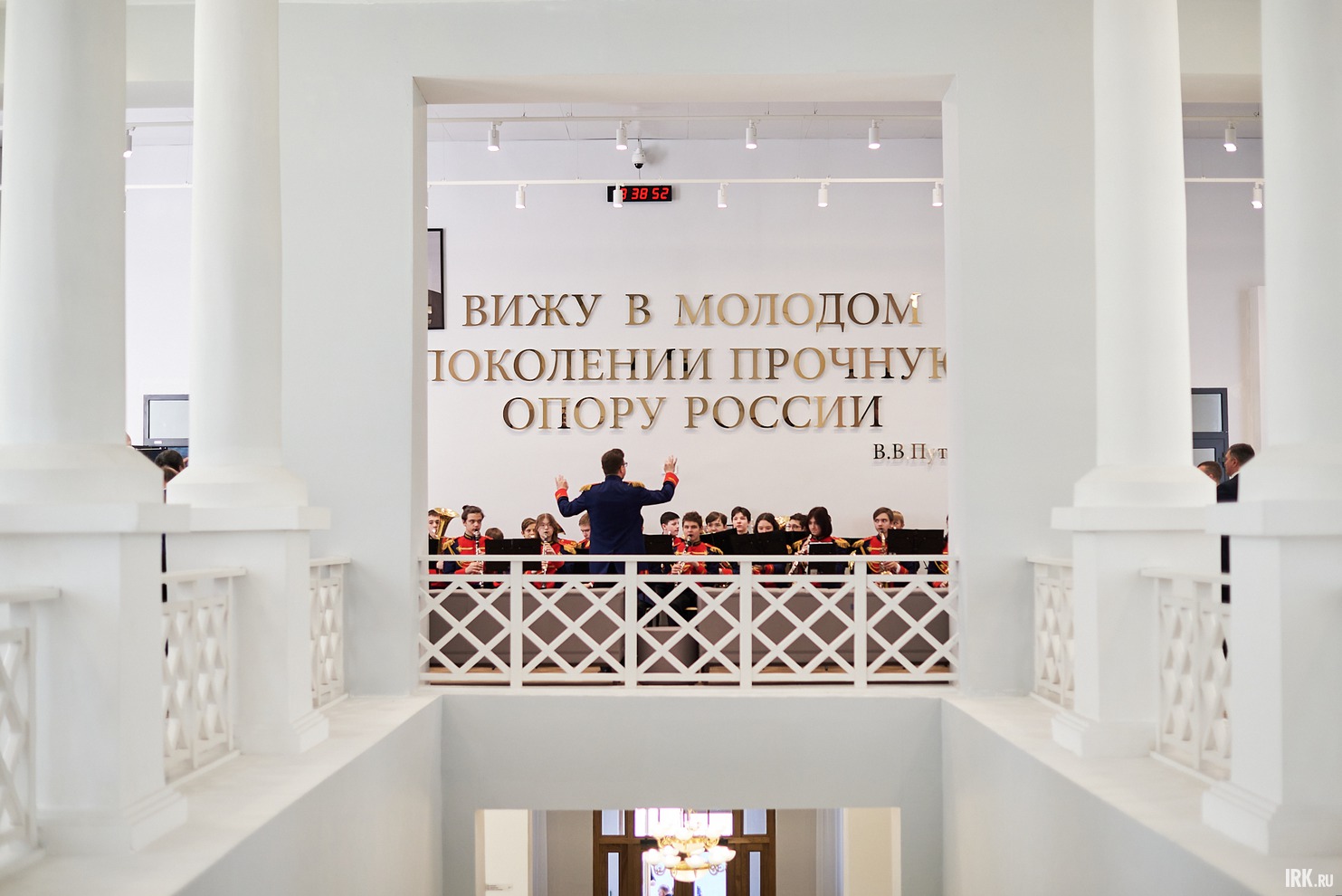 Перед посланием губернатора в холле второго этажа играл духовой оркестр.