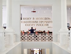 Перед посланием губернатора в холле второго этажа играл духовой оркестр.