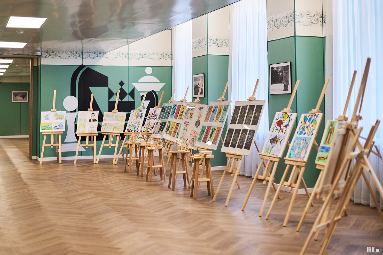 В холле проходит выставка рисунков и поделок курсантов.
