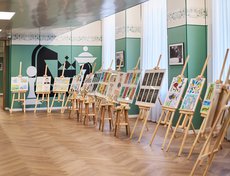 В холле проходит выставка рисунков и поделок курсантов.