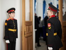 Выпускник училища может поступить в любое военное учебное заведение. В этом отличие Суворовского училища от кадетских корпусов.