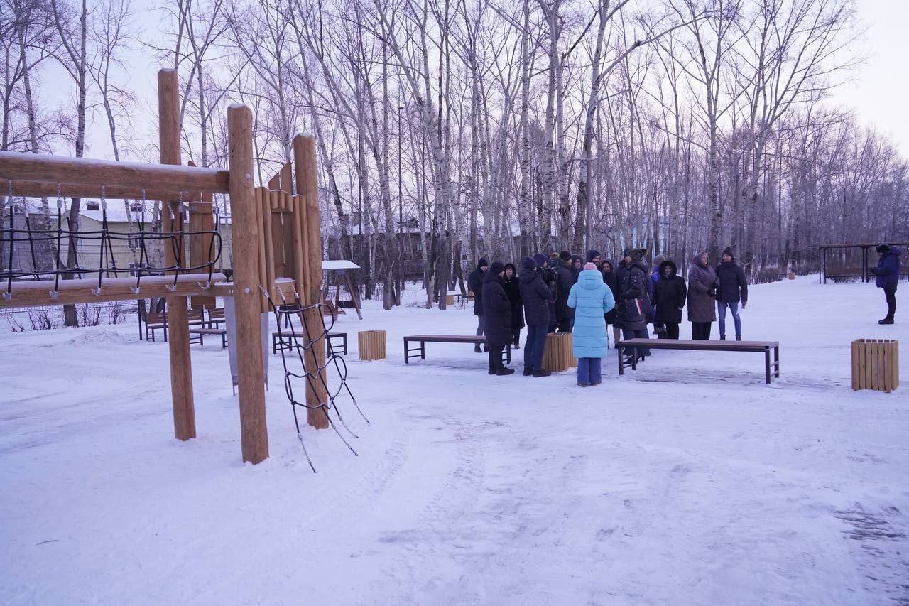 В парке культуры и отдыха в Вихоревке провели масштабное благоустройство – обновили тротуары, поставили скамейки, качели, навесы