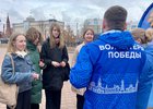 Волонтеры раздают иркутянам Георгиевские ленточки. Фото пресс-службы правительства Иркутской области