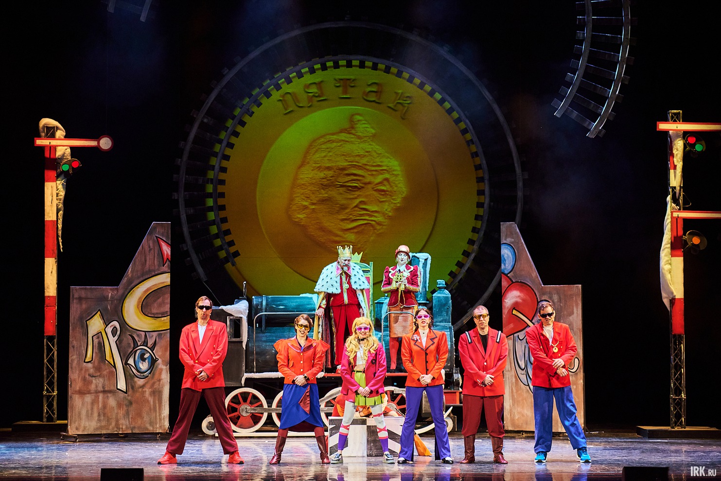 Труппа молодых актёров не успевает покинуть учреждение до закрытия и вынуждена провести ночь среди экспонатов.