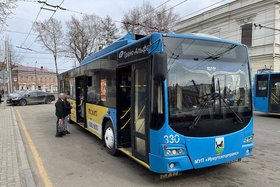 Синий троллейбус, курсировавший по Иркутску 9 мая. Фото пресс-службы администрации города
