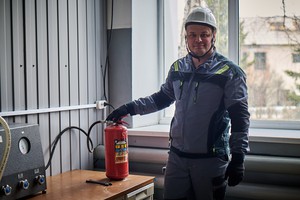 Мастер ремонтно-механического участка Дмитрий Садахин является лицензированным специалистом по заправке огнетушителей