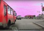 Автобус едет на красный сигнал светофора. Скриншот видео пресс-службы Госавтоинспекции Иркутска
