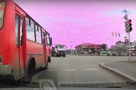 Автобус едет на красный сигнал светофора. Скриншот видео пресс-службы Госавтоинспекции Иркутска