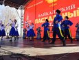 На сцене, установленной на площади рядом с памятником Александру Третьему, состоялся праздничный концерт в честь открытия Первого Байкальского пасхального фестиваля.