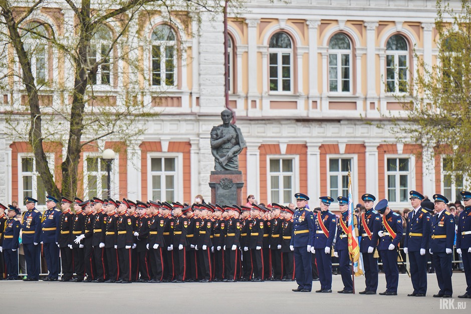 Впервые на площади парадным шагом прошли воспитанники Иркутского суворовского военного училища.