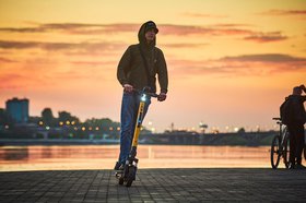 Молодой человек едет на самокате. Фото Маргариты Романовой, IRK.ru