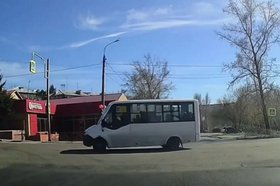 Автобус, нарушивший ПДД. Скриншот видео Госавтоинспекции Иркутска