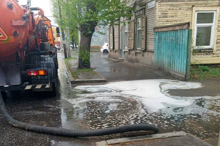 Специалисты откачивают воду. Фото пресс-службы администрации Иркутска