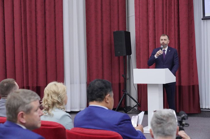 Александр Ведерников на открытии форума депутатов. Фото IRK.ru