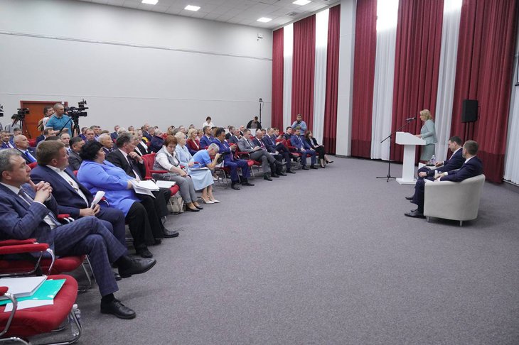 В зале присутствовали депутаты Заксобрания, представители правительства Иркутской области, главы территорий и депутаты муниципальных дум