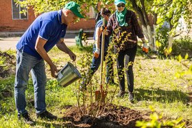 Волонтеры компании Эн+ высадили саженцы деревьев на территории дома-интерната в Иркутске