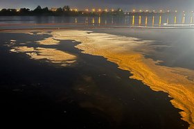 Нефтепродукты на поверхности воды в Ангаре. пресс-службы Восточно-Сибирской транспортной прокуратуры