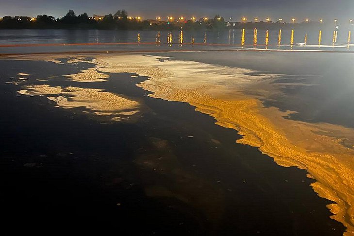 Нефтепродукты на поверхности воды в Ангаре. пресс-службы Восточно-Сибирской транспортной прокуратуры