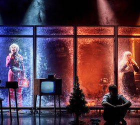 Сцена из спектакля "Можно попросить Нину?". Фото Маргариты Романовой