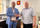 Полицейские наградили Романа Нечитайло. Фото пресс-службы ГУ МВД России по Иркутской области