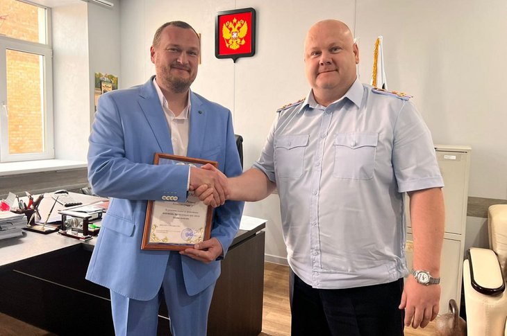 Полицейские наградили Романа Нечитайло. Фото пресс-службы ГУ МВД России по Иркутской области
