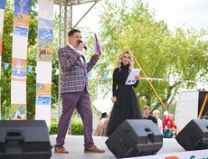 С 13:00 на площади у памятника Александру Третьему проходил концерт.