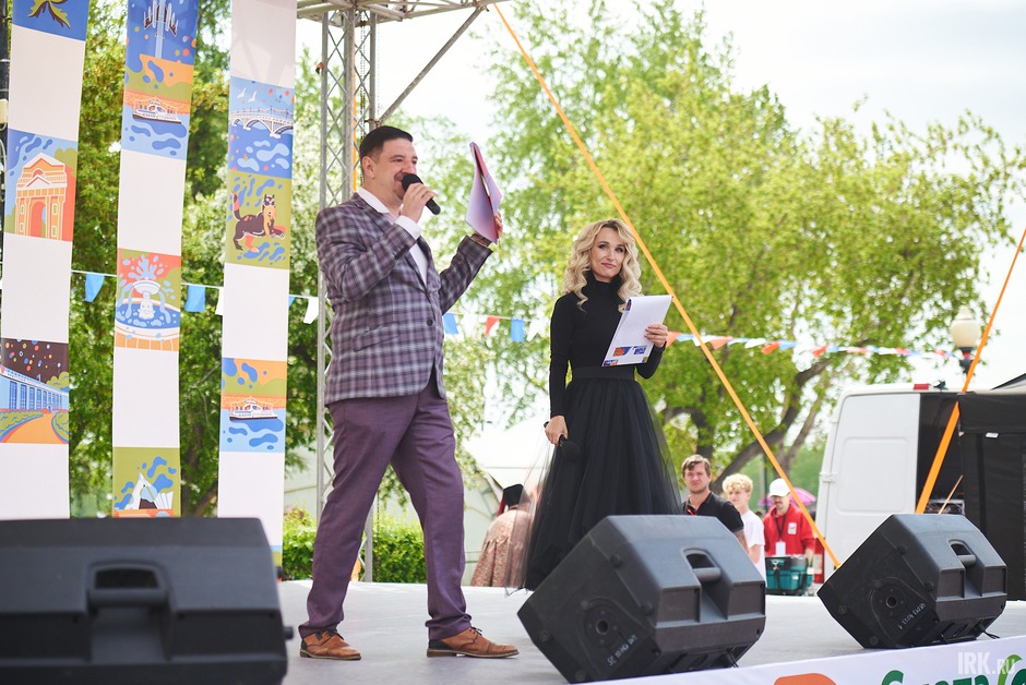 С 13:00 на площади у памятника Александру Третьему проходил концерт.