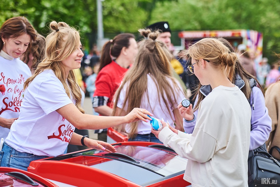 На острове Юность детям бесплатно раздавали мороженое.
