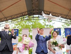 По традиции, молодожёны выпустили в небо белых голубей.