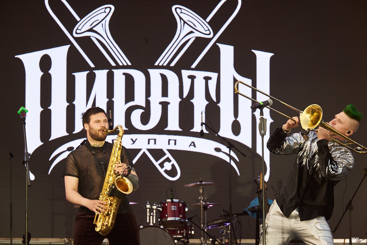 После конкурса на сцену вышла иркутская кавер-группа «Пираты».