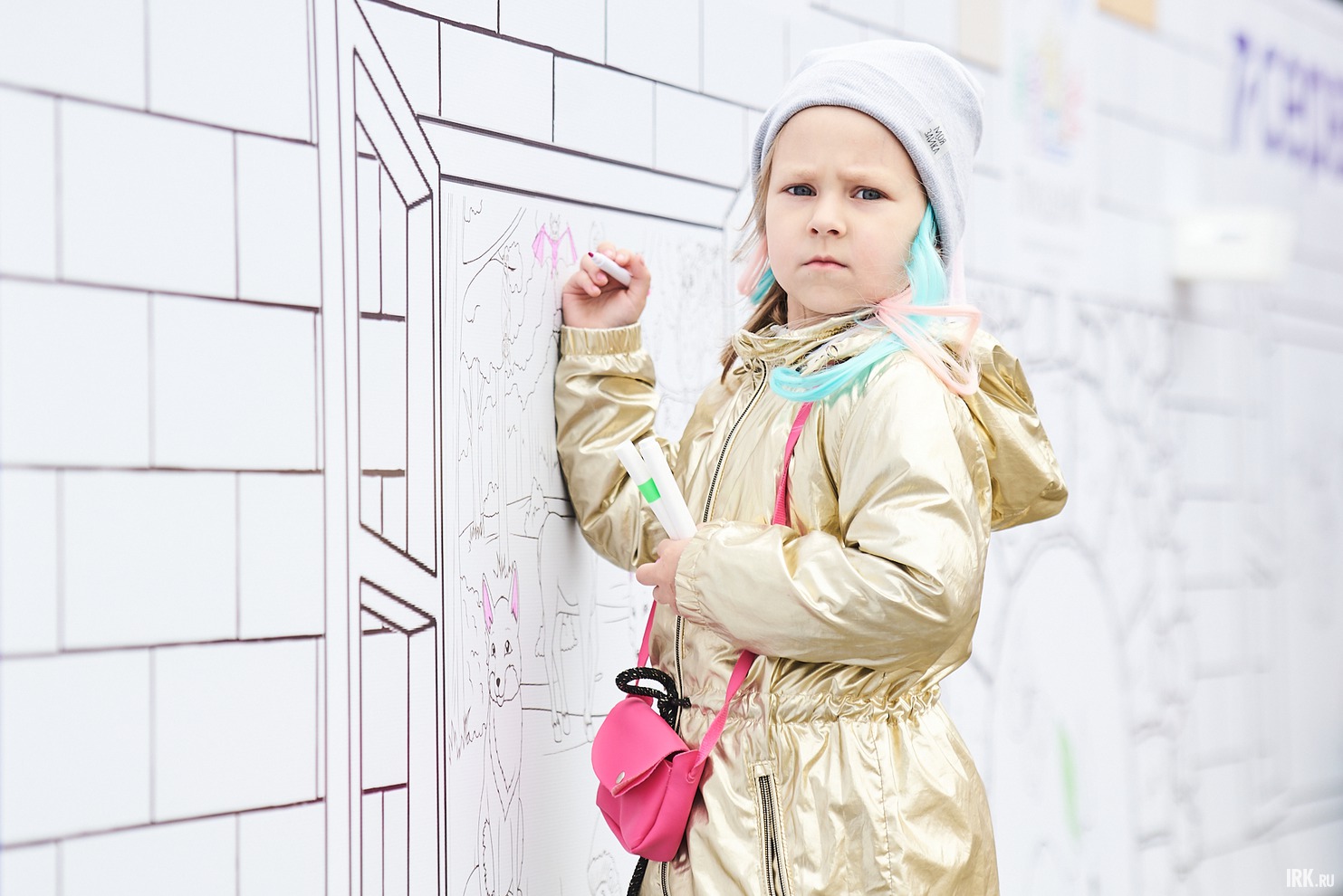 На площади была размещена картонная крепость, на которой каждый желающий мог порисовать.