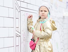 На площади была размещена картонная крепость, на которой каждый желающий мог порисовать.