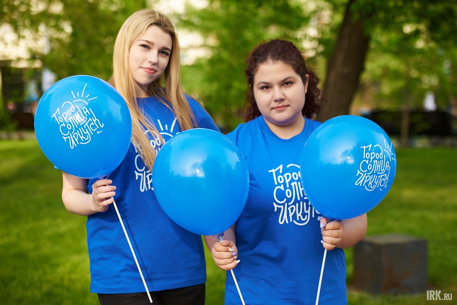 Перед концертом в сквере Кирова раздавали воздушные шары в поддержку песни «Иркутск город солнца», премьера которой состоялась в этот вечер.