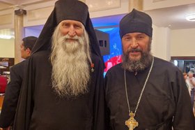 Духовный наставник Комитета семей воинов Отечества инок Киприан и протоиерей Евгений Старцев. Фото из соцсетей Харлампиевского храма
