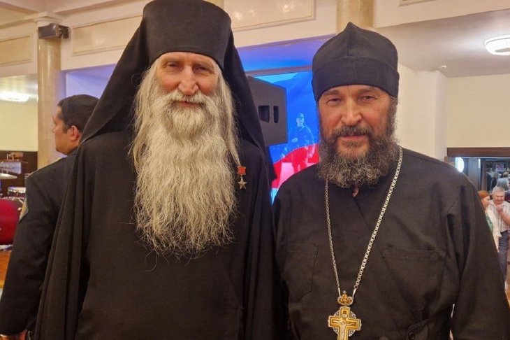 Духовный наставник Комитета семей воинов Отечества инок Киприан и протоиерей Евгений Старцев. Фото из соцсетей Харлампиевского храма