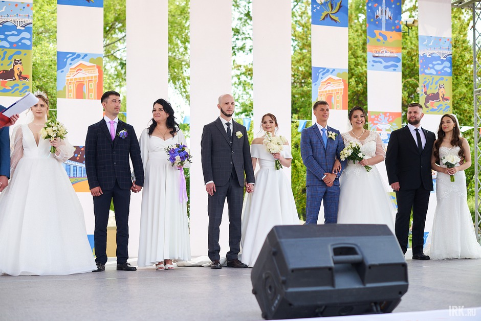 Он начался со свадебной церемонии, на которой расписались пять пар. Свидетельства им вручил мэр Иркутска Руслан Болотов.