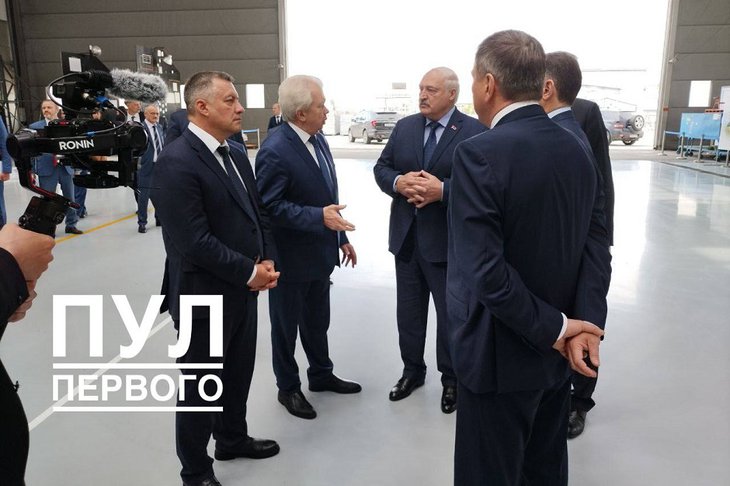 Александр Лукашенко на Иркутском авиазаводе. Фото из телеграм-канала «Пул первого»