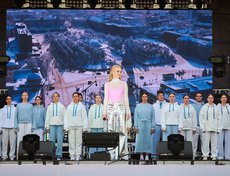 Песню «Город солнца Иркутск» исполнила Евгения Гребенщикова.