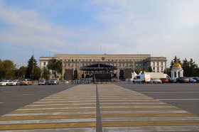 Монтаж сцены у здания правительства Иркутской области. Фото Екатерины Емелиной, IRK.ru