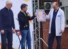 Председатель Байкальского банка Рушан Сахбиев дарит сертификат главврачу ИОДКБ Юрию Козлову