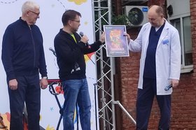 Председатель Байкальского банка Рушан Сахбиев дарит сертификат главврачу ИОДКБ Юрию Козлову
